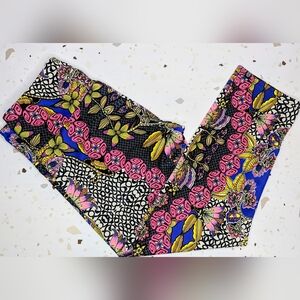 Onzie Bright Floral Lotus Capri Leggings | XS